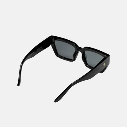 Ali 1 | Shiny Black / Black