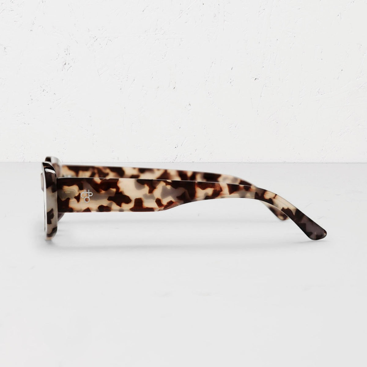 Nicole | Black & White Turtle / Black